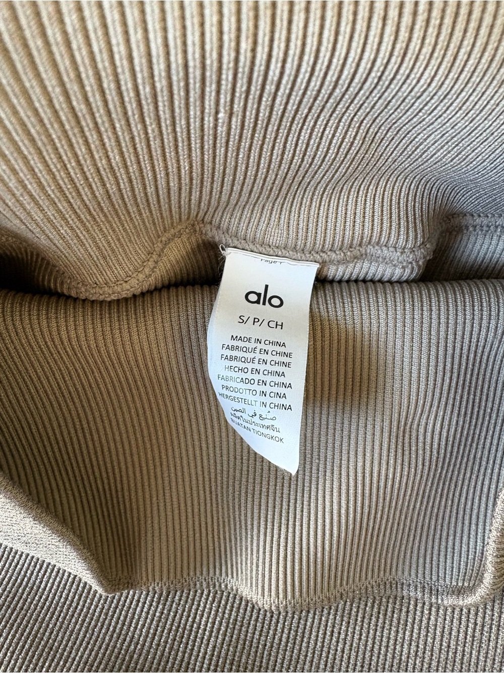 ALO Yoga Ribbed High-Rise Seamless Shimmer Bike Shorts in Taupe Gravel Small - Picture 5 of 8